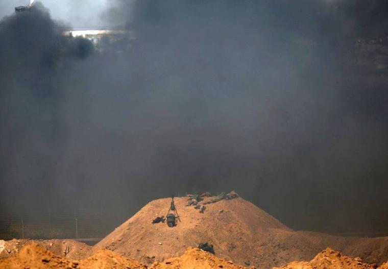 قناص إسرائيلي مغطى بدخان الكاوتشوك على حدود غزة
