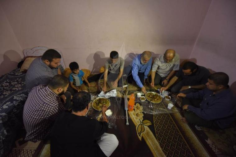 قيادة الجهاد تشارك عائلة المصاب ابو دقة طعام الافطار ‫(42533379)‬ ‫‬