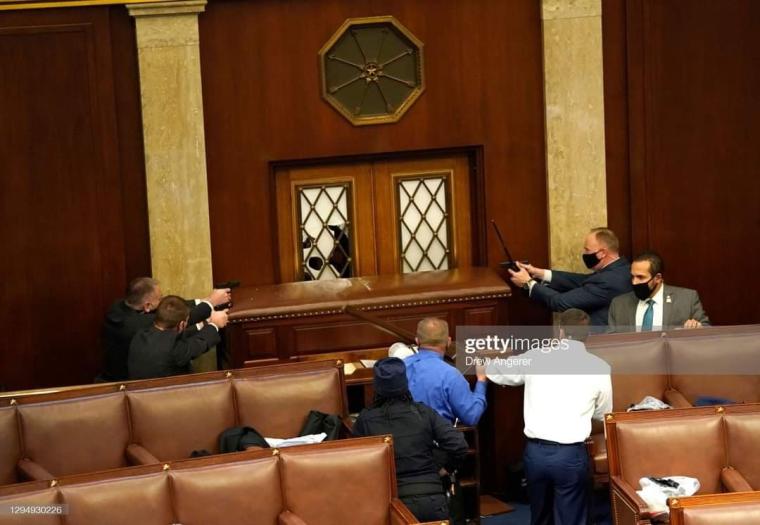 انصار ترامب يقتحمون الكونغرس 1.jpg