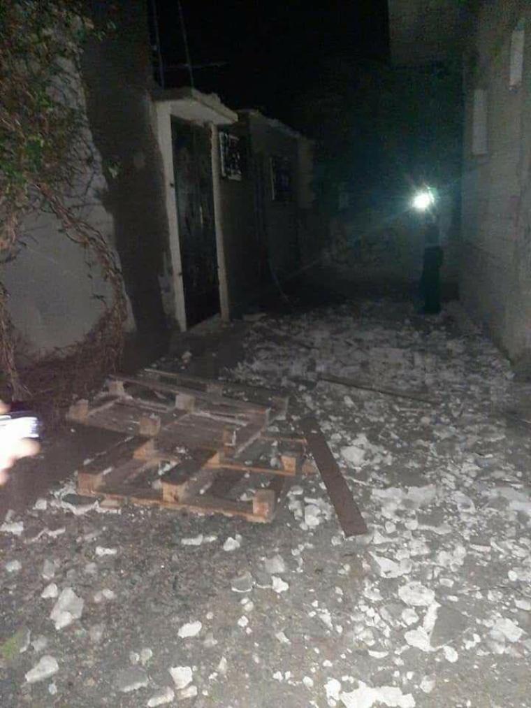 صور: تضرر منزل لأحد المواطنين جراء استهدفه بقذيفة مدفعية "اسرائيلية"