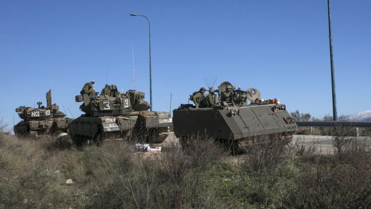 دبابات وعناصر تابعة للجيش الإسرائيلي على الحدود اللبنانية