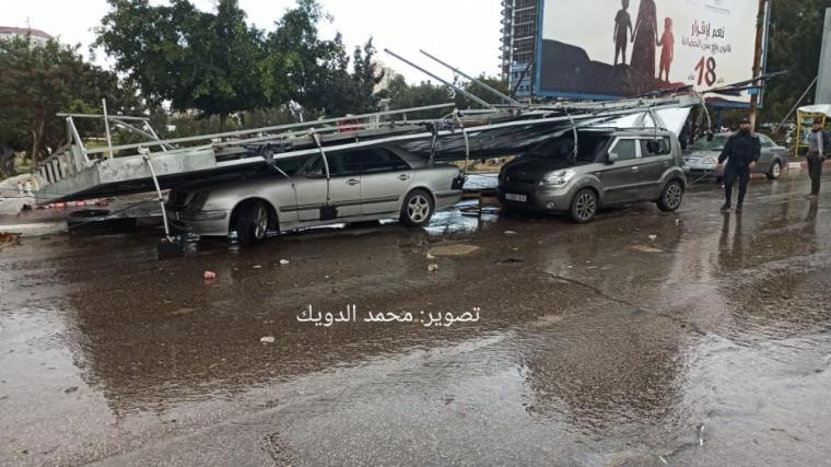 سقوط لوحة اعلانات ضخمة.jpg