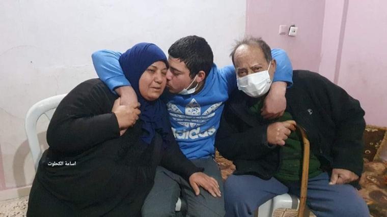 صورة الصياد الزعزوع مع عائلته بعد الافراج عنه