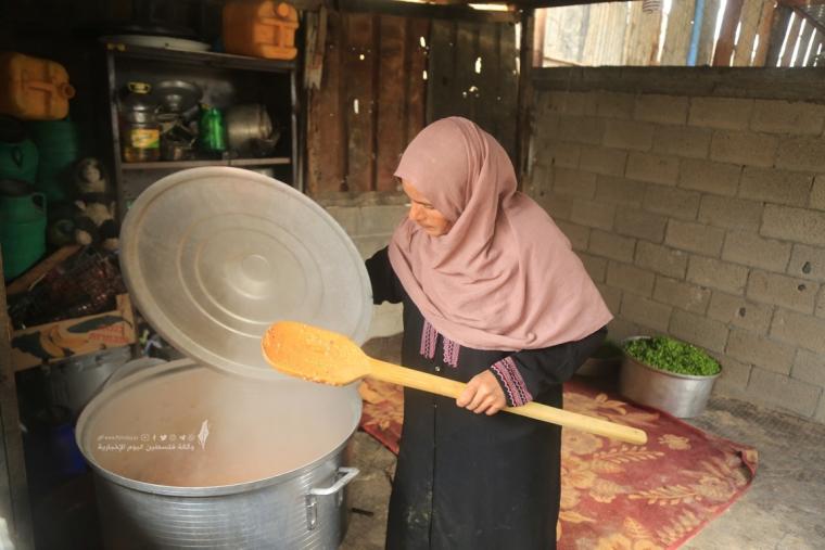 امرأة غزية تحاول تدفئة بطون الفقراء في غزة بـالتكية (5).JPG