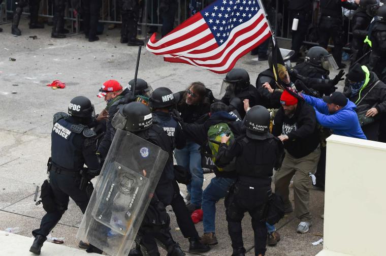احتجاجات بين الشرطة و انصار ترامب.jpg