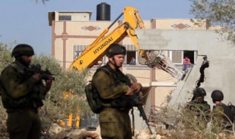 قوات الاحتلال تجبر مواطنًا على هدم منزله  في القدس المحتلة