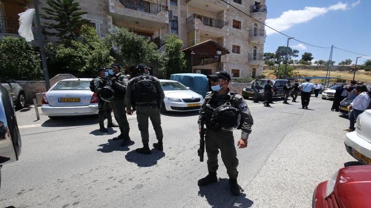 قوات الاحتلال تخطر مواطنين بوقف البناء في نابلس