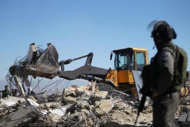 قوات الاحتلال تهدم منزلًا ببلدة دير سامت غرب الخليل