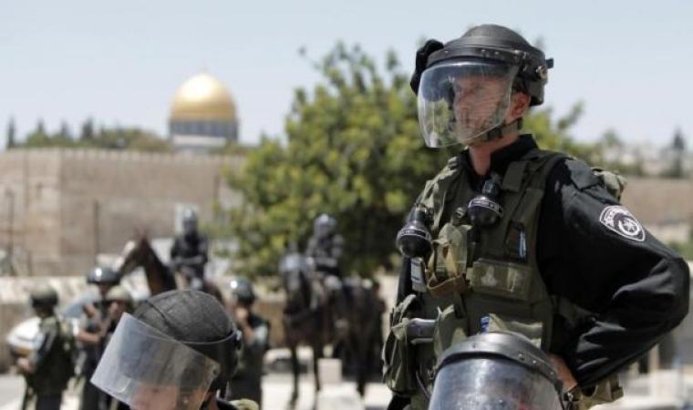 قوات الاحتلال يسلم 4 شخصيات مقدسية قرارات إبعاد عن المدينة