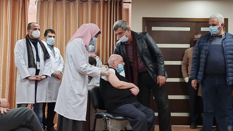 تطعيم لقاح كورونا في غزة.jpg