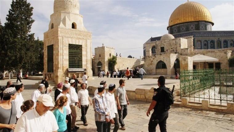 مستوطنون "إسرائيليون" يلبون دعوات جماعات المعبد المتطرفة يقتحمون باحات المسجد الأقصى