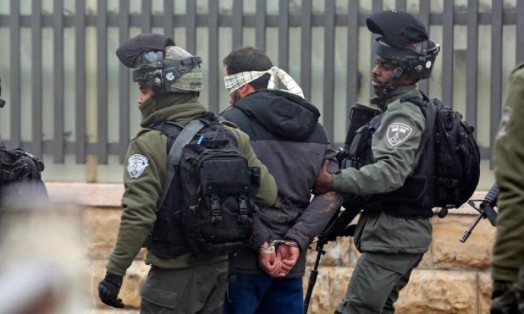 قوات الاحتلال تعتقل عدداً من المواطنين خلال مداهمات للمنازل في الضفة الغربية