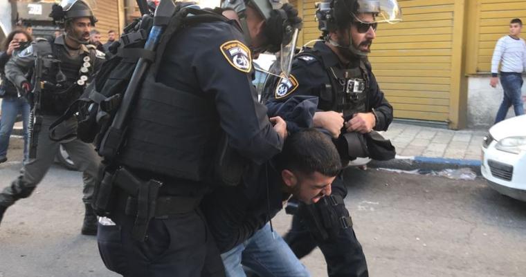قوات الاحتلال تعتقل فلسطينيين في رام الله