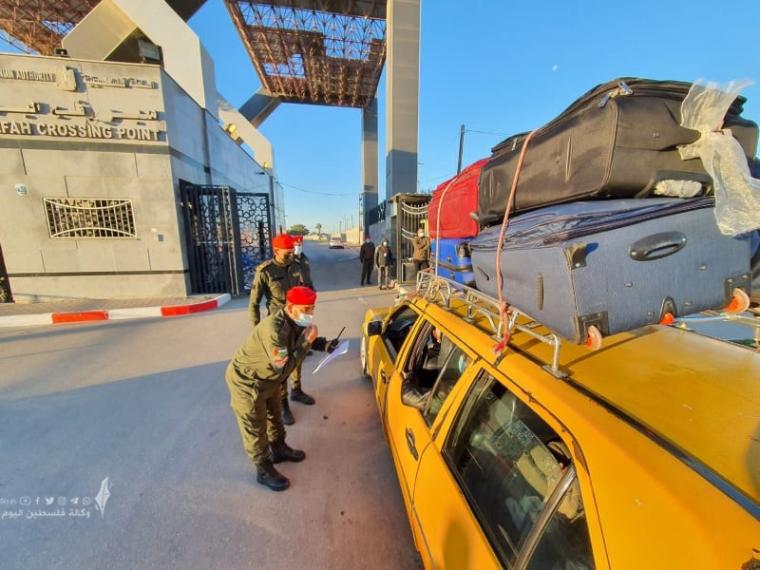 الرقب: الجانب المصري أبلغ المسافرين من غزة بضرورة تجديد الجواز الأخضر