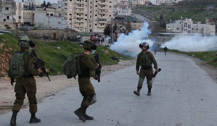 إصابة مواطنين بالاختناق خلال مواجهات مع الاحتلال جنوب بيت لحم