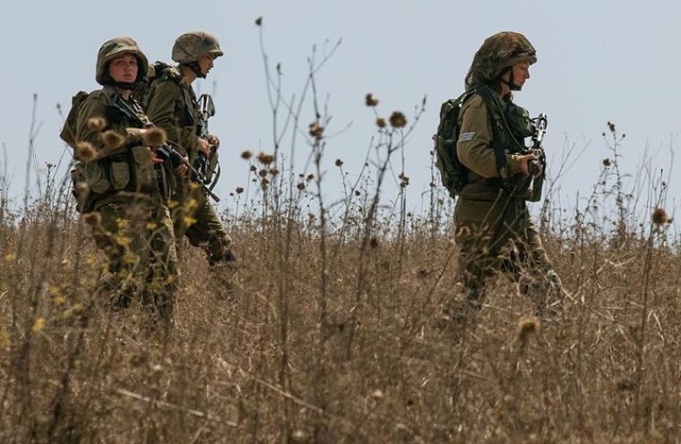 قوات الاحتلال تعتقل شابًا بزعم التسلل من قطاع غزة