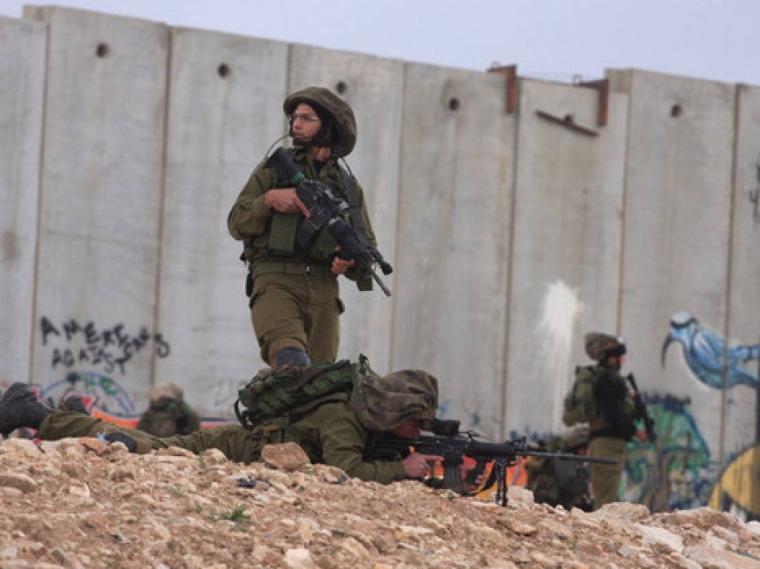 قوات الاحتلال تعتقل شابًا عند السلك الشائك جنوب قطاع غزة