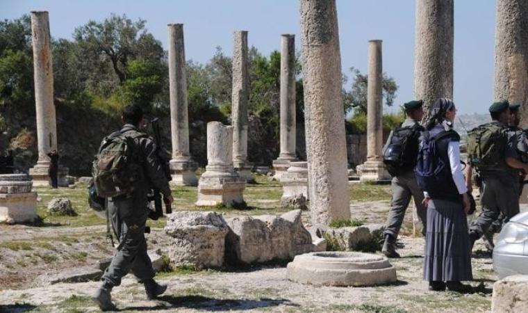 الاحتلال يلاحق طواقم بلدية تعمل على تنظيف الموقع الأثري في سبسطية
