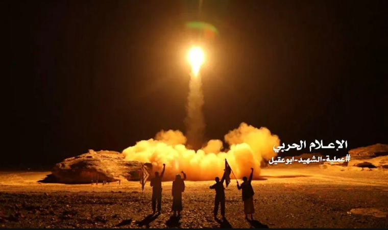 فيديو لحظة اطلاق صاروخ بالستي تجاه مطار الملك خالد بالسعودية.PNG