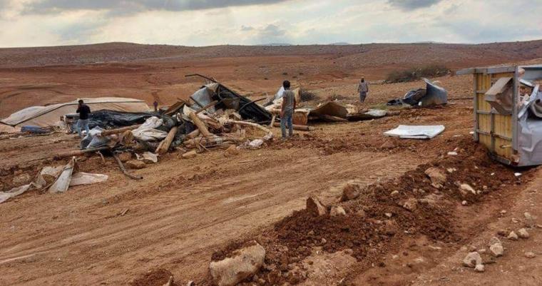 قوات الاحتلال تخطر مواطنًا بإزالة سياج حول أرضه في الأغوار الشمالية