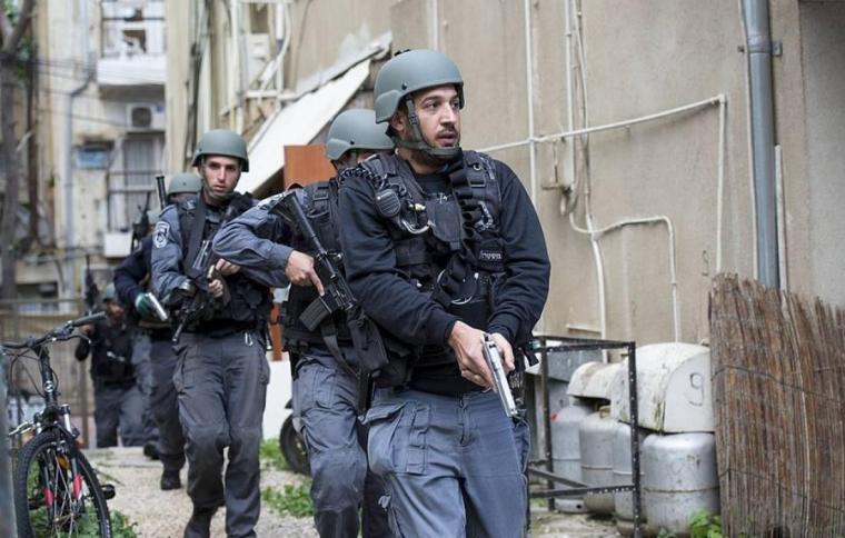 شرطة الاحتلال تلاحق عامل فلسطيني