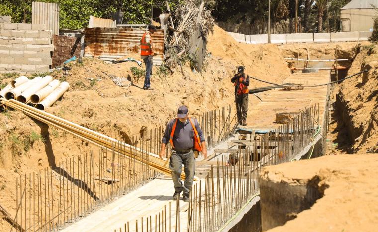 بلدية خانيونس تبدأ بتنفيذ مشروع تصريف مياه الأمطار بمنطقة الوفية