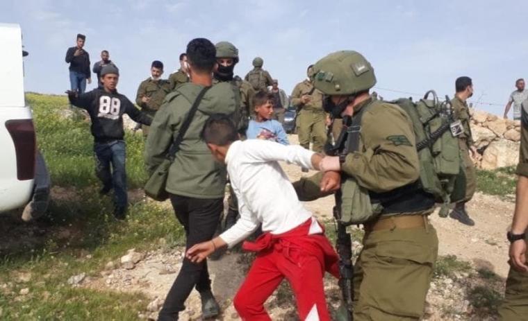 قوات الاحتلال يستدعي طفلا في الخليل
