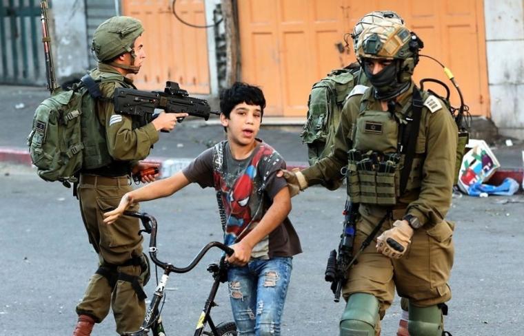 قوات الاحتلال تعتقل طفل فلسطيني قاصر