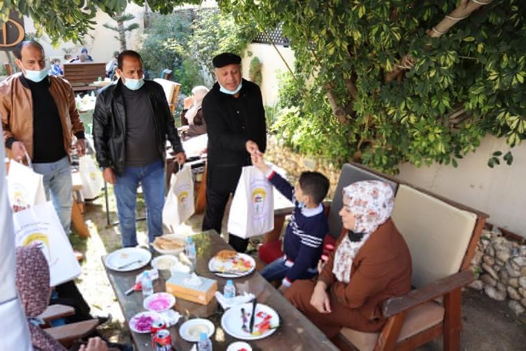 توزيع هدايا على مرضى السرطان بغزة
