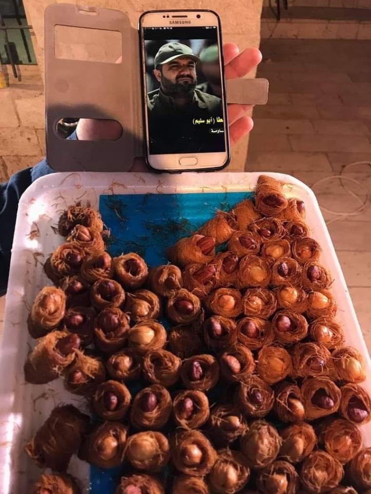 توزيع الحلوى على المواطنين بغزة فرحة بهروب نتنياهو مجددًا