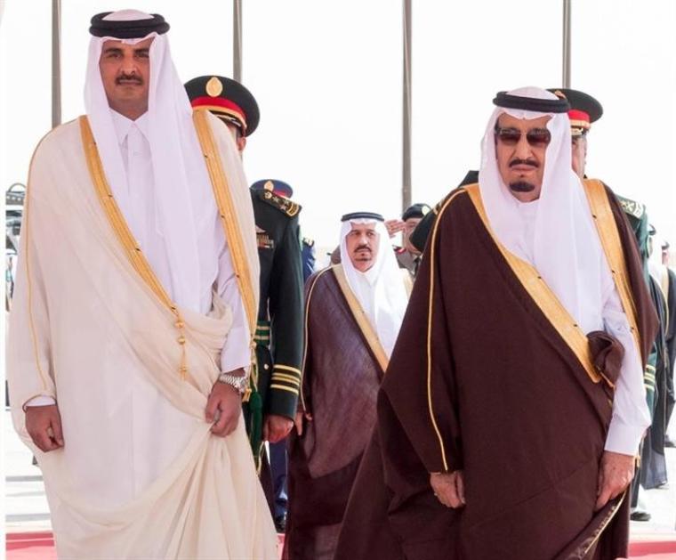 الملك سلمان بن عبدالعزيز وامير قطر تميم بن حمد.jpg
