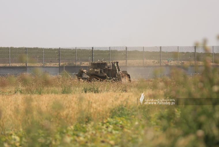 توغل عدد من  آليات وجرافات الاحتلال شرق بيت حانون
