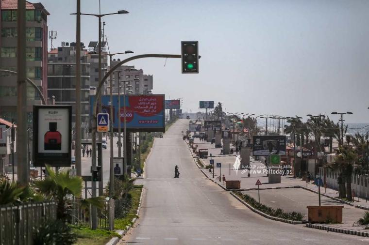 غزيون يتجولون في شوارع غزة بعد قرار منع حركة المركبات (2).jpg
