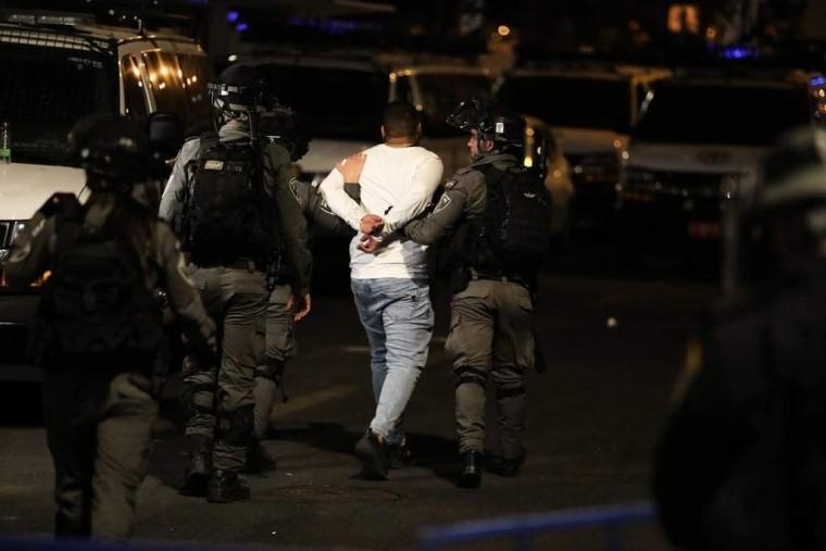 قوات الاحتلال تعتقل عددًا من الفلسطينيين بينهم أسرى محررون بالضفة المحتلة
