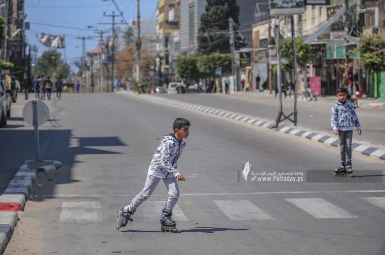 غزيون يتجولون في شوارع غزة بعد قرار منع حركة المركبات (6).jpg