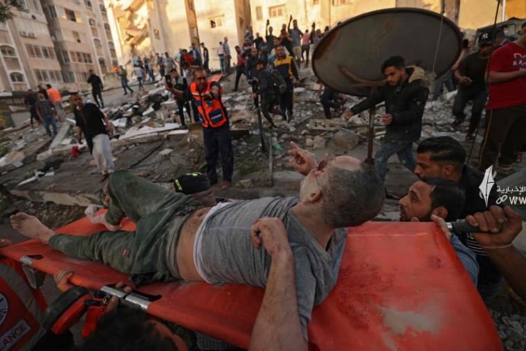 انتشال شاب على قيد الحياة بعد قصف الاحتلال الاسرائيلي على منازل المدنيين بغزة.jpg