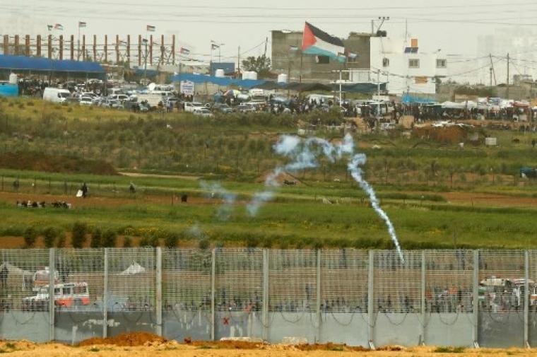 قنابل غز على حدود غزة