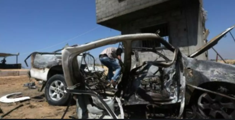 شهداء بقصف سيارة مدنية واصابات باستهداف دراجة نارية شمال وجنوب غزة