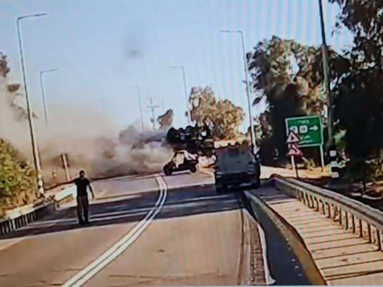 إصابة شاحنة نقل دبابات