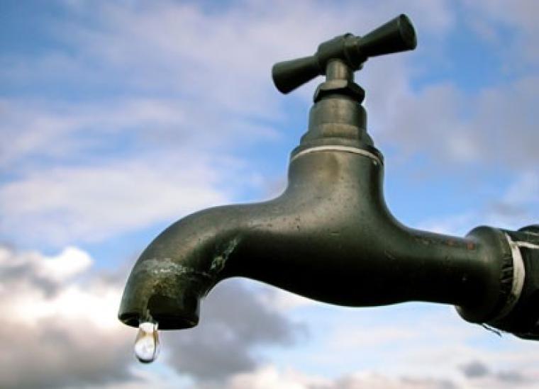 استهداف الاحتلال لمصادر المياه في مدينة غزة ينذر بالتسبب بأزمة عطش