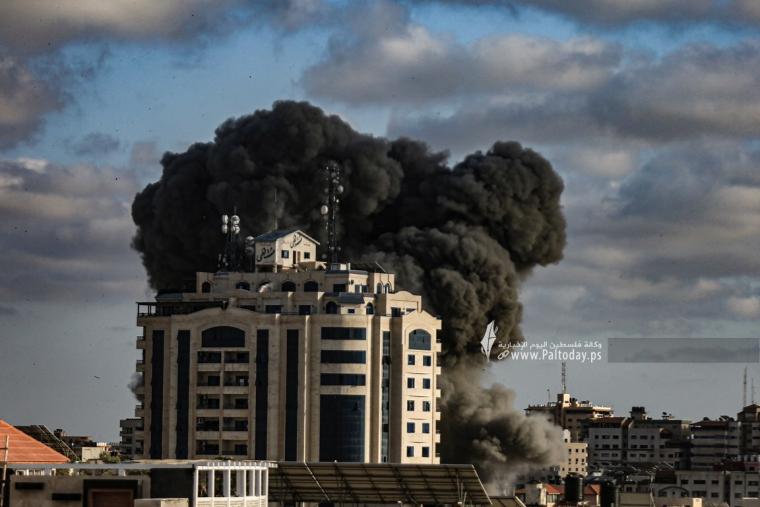 العدوان الاسرائيلى قصف مبنى الاوقاف (3).JPG