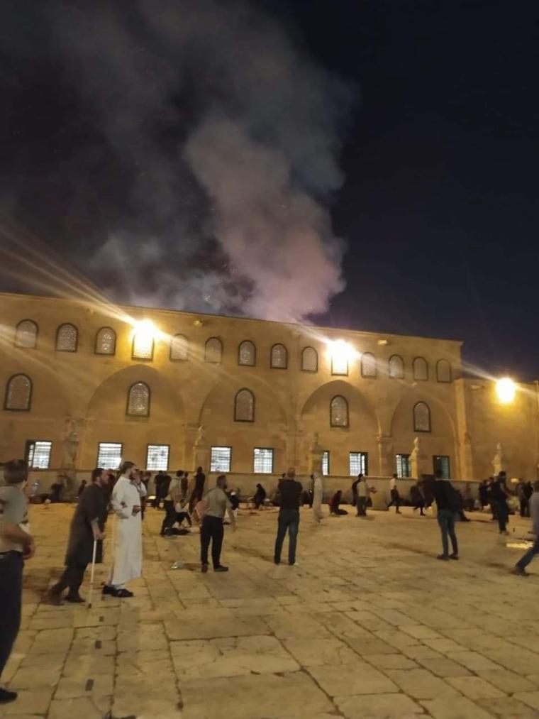 اندلاع حريق في محيط المسجد الأقصى وإصابة 4 شبان برصاص الاحتلال