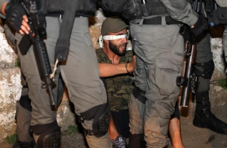 قوات الاحتلال تعتقل شابا من جنين