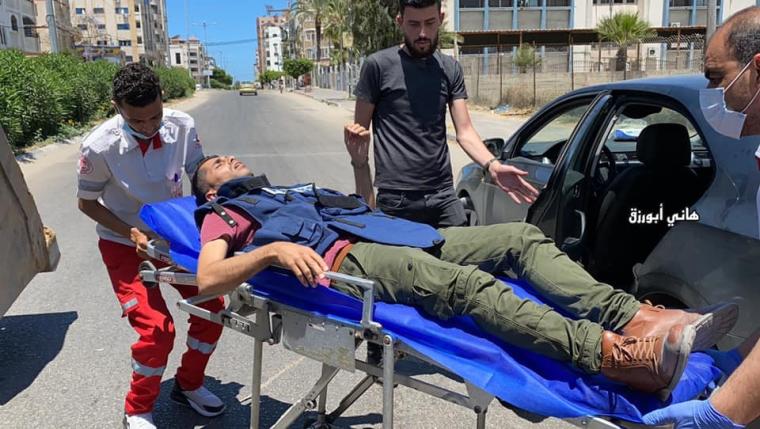 اصابة الصحفي محمد دحلان بشظايا صاروخ اسرائيلي