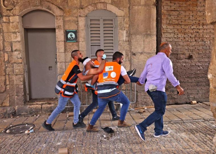 أحدها بجراح متوسطة..إصابة مواطنين برصاص الاحتلال في طولكرم