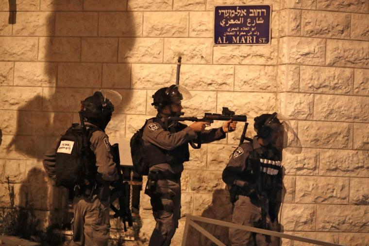 مواجهات عنيفة في القدس وأحياءها والاحتلال ينشر قواته ويغلق مفترقات