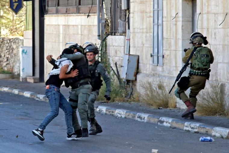 منذ ابريل.. قوات الاحتلال تعتقل 1800 مواطنًا في الأراضي الفلسطينية المحتلة