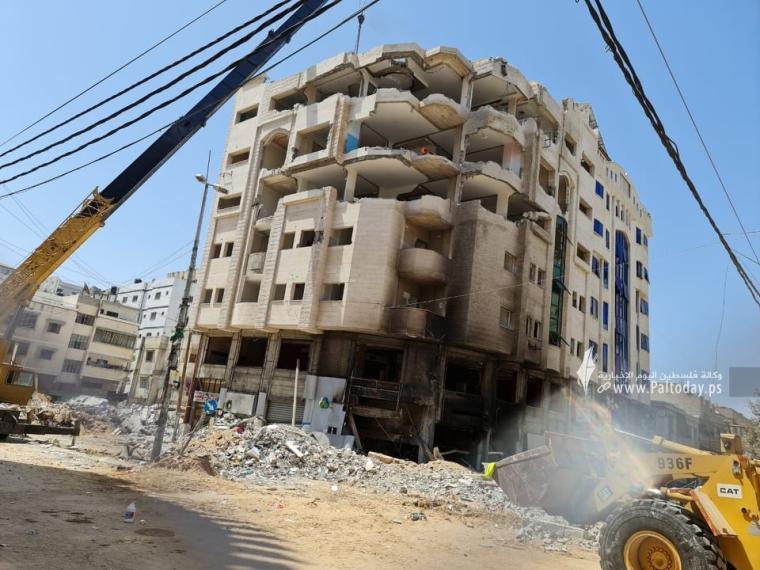 الاشغال في غزة تشرع بإزالة مباني مهددة بالانهيار 7.jpg