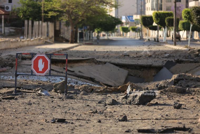 آثار الدمار الذي لحق بمفترق السرايا منتصف مدينة غزة (18).JPG