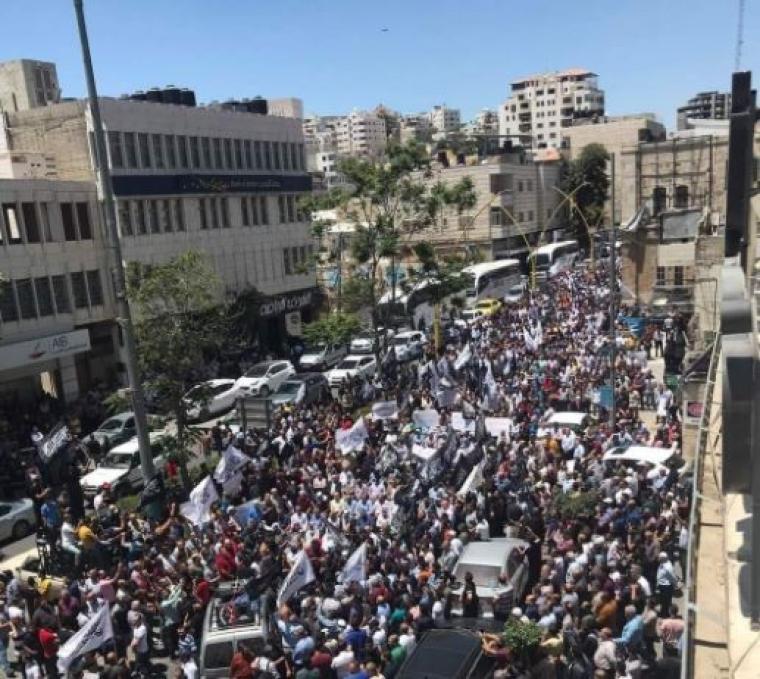 مسيرات حاشدة في رام الله والخليل تنديدًا باغتيال الناشط نزار بنات